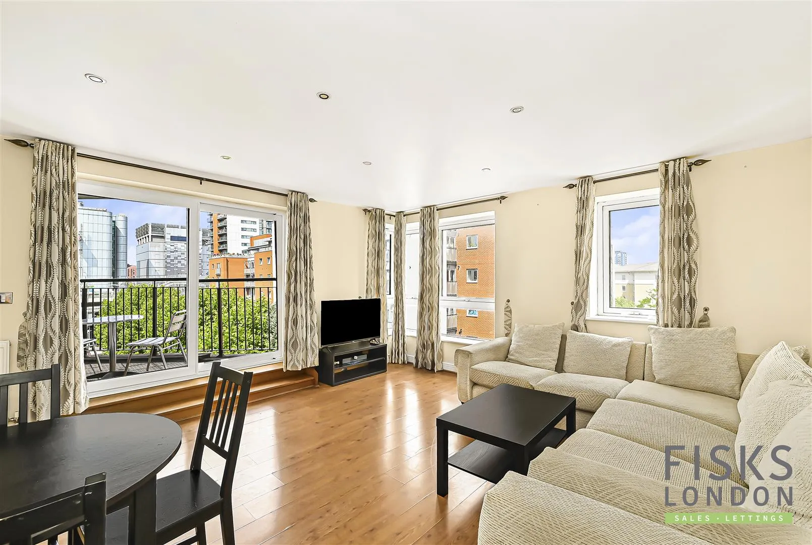 Flat Newport Avenue in Greater London