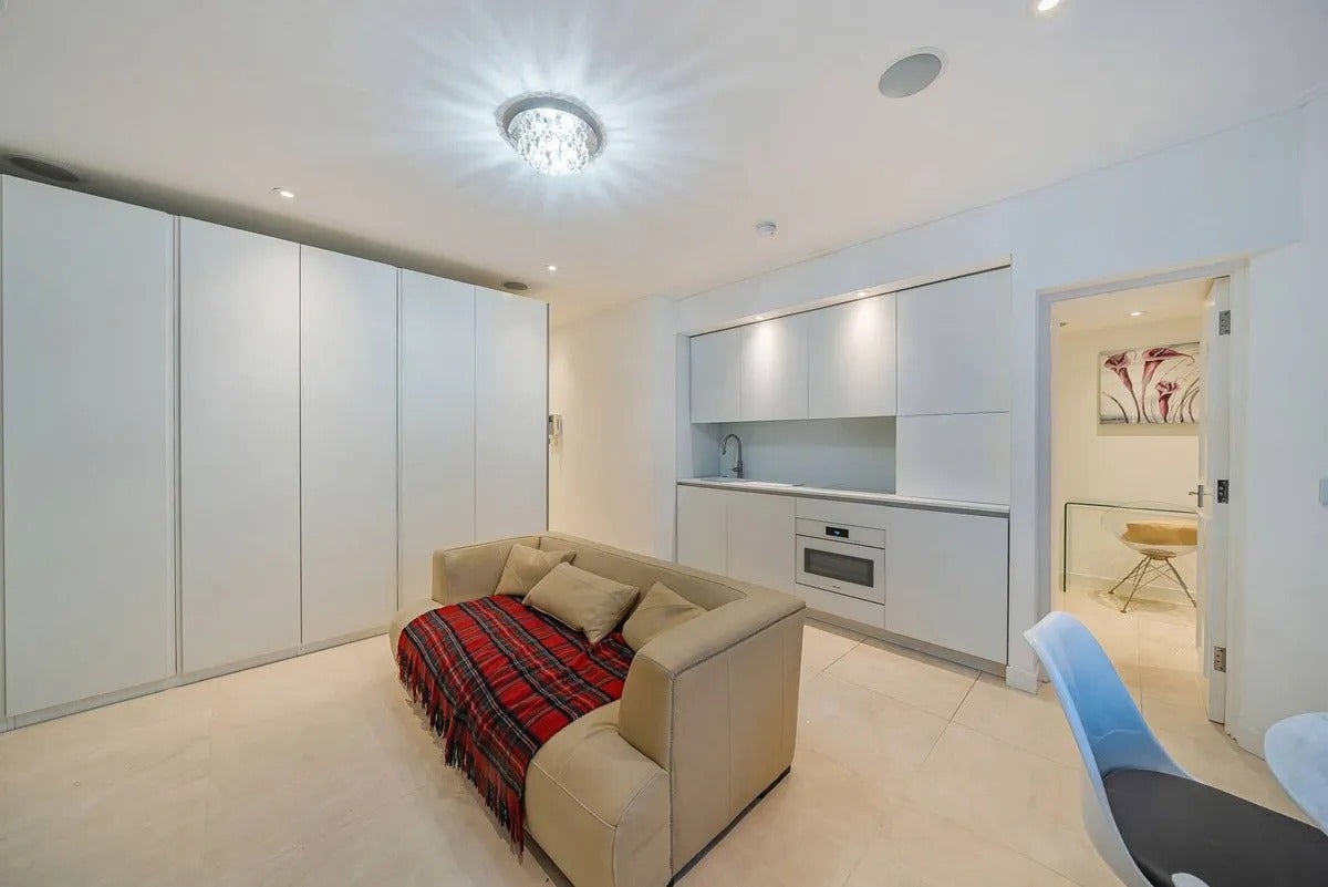 Flat Manson Place in Greater London