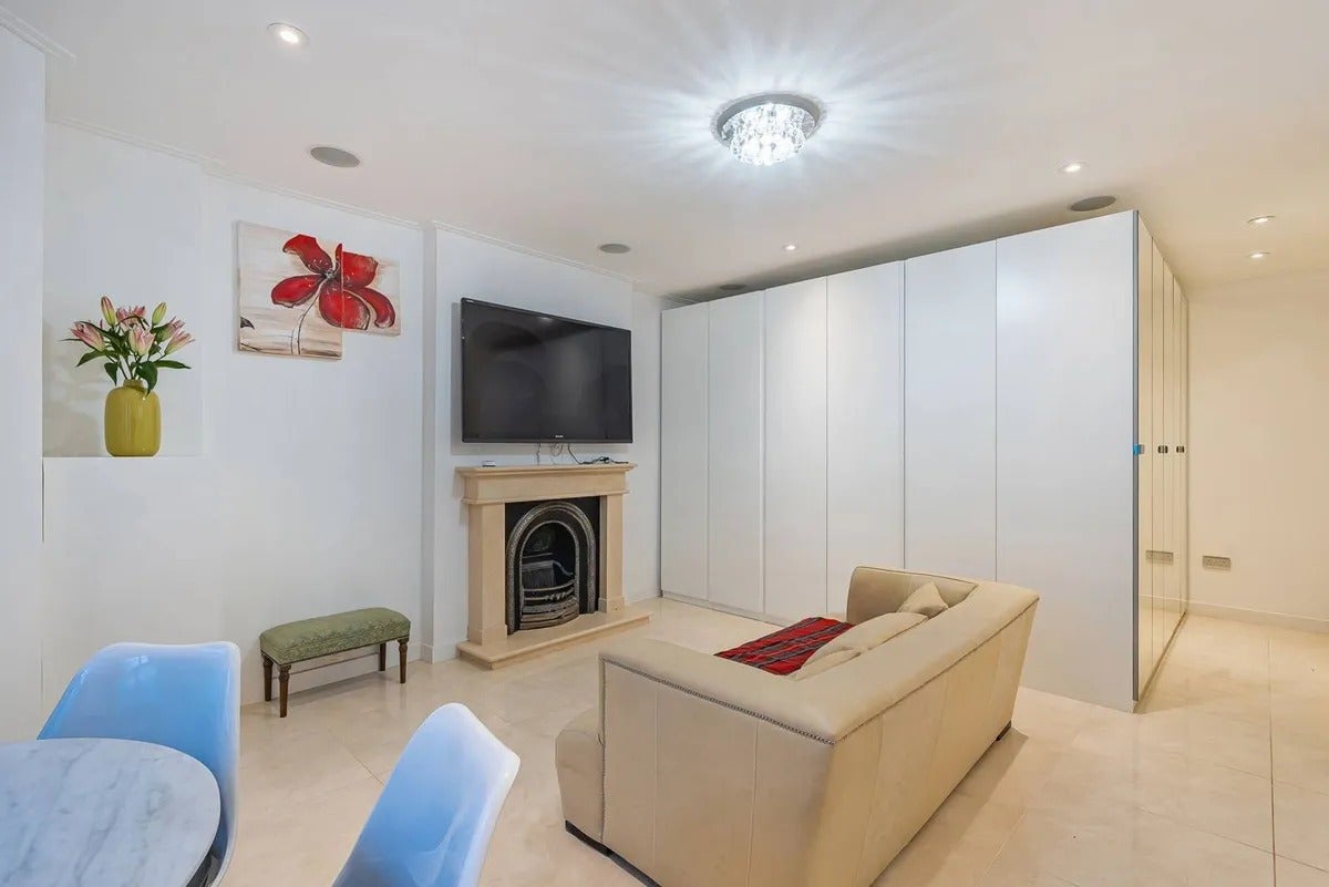 Flat Manson Place in Greater London