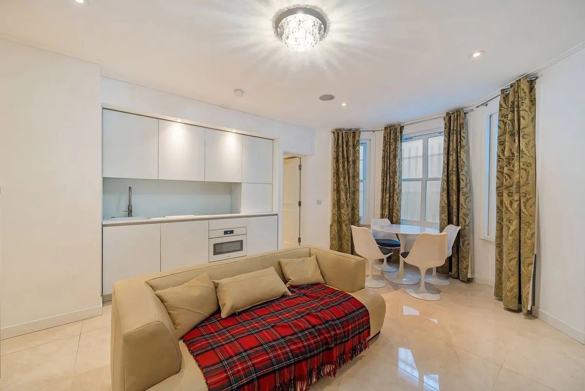 Flat Manson Place in Greater London