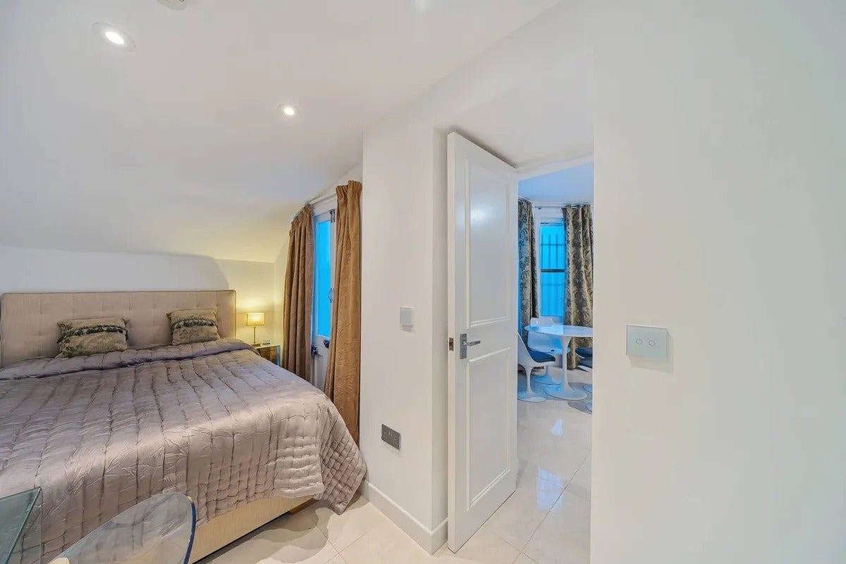 Flat Manson Place in Greater London