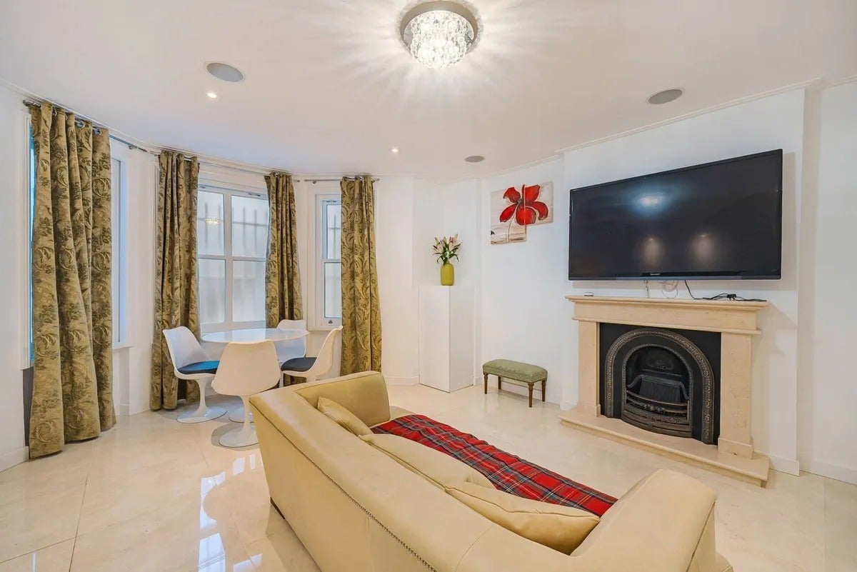 Flat Manson Place in Greater London