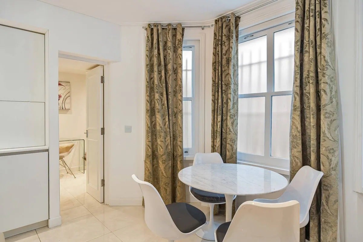 Flat Manson Place in Greater London