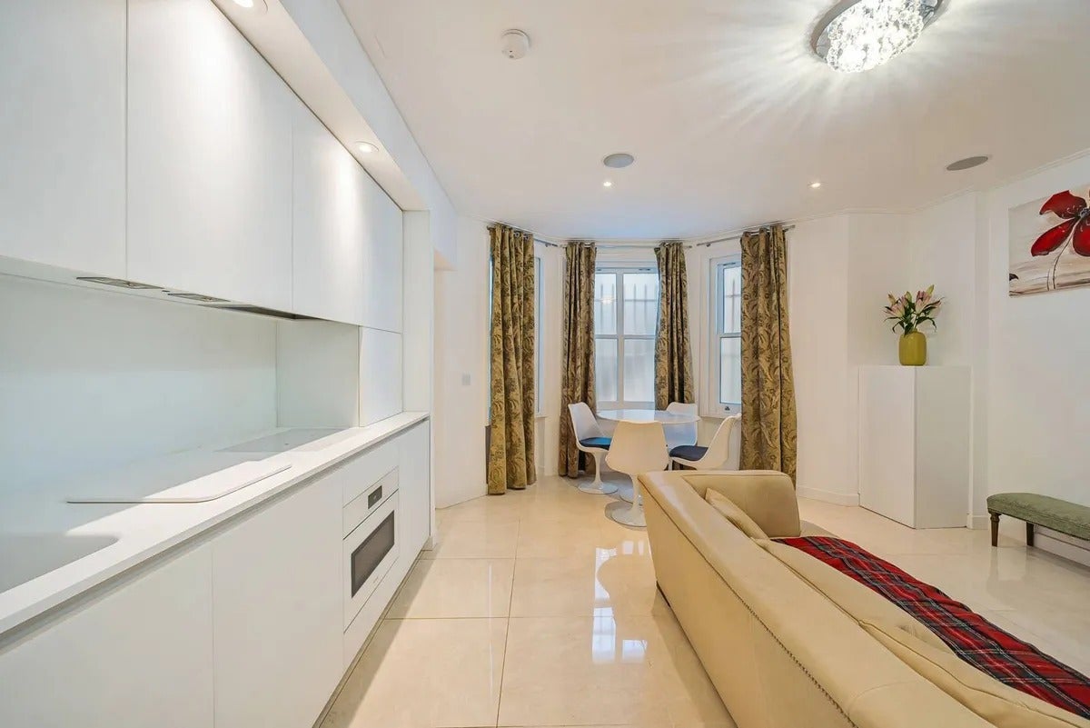 Flat Manson Place in Greater London
