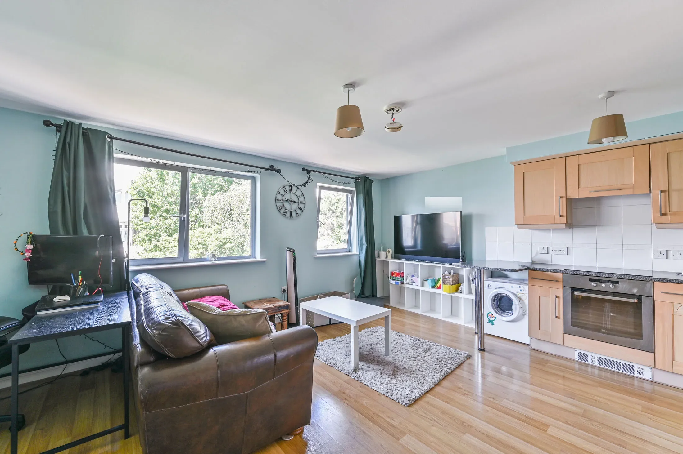 Flat Trinity Crescent in Greater London