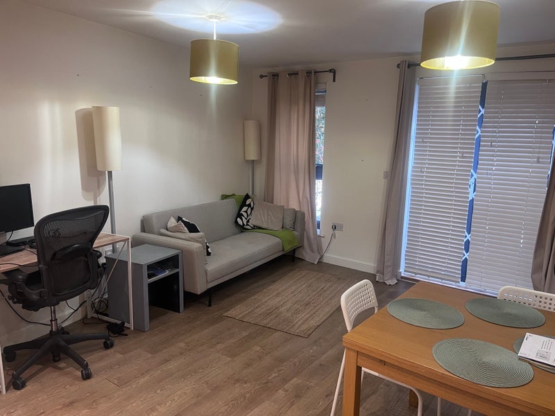Flat Garratt Lane in Greater London