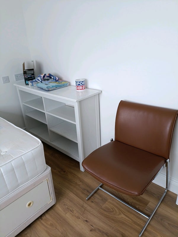 Room Ellingham Road in Greater London