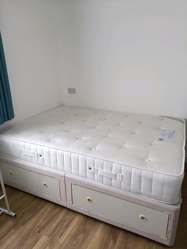 Room Ellingham Road in Greater London