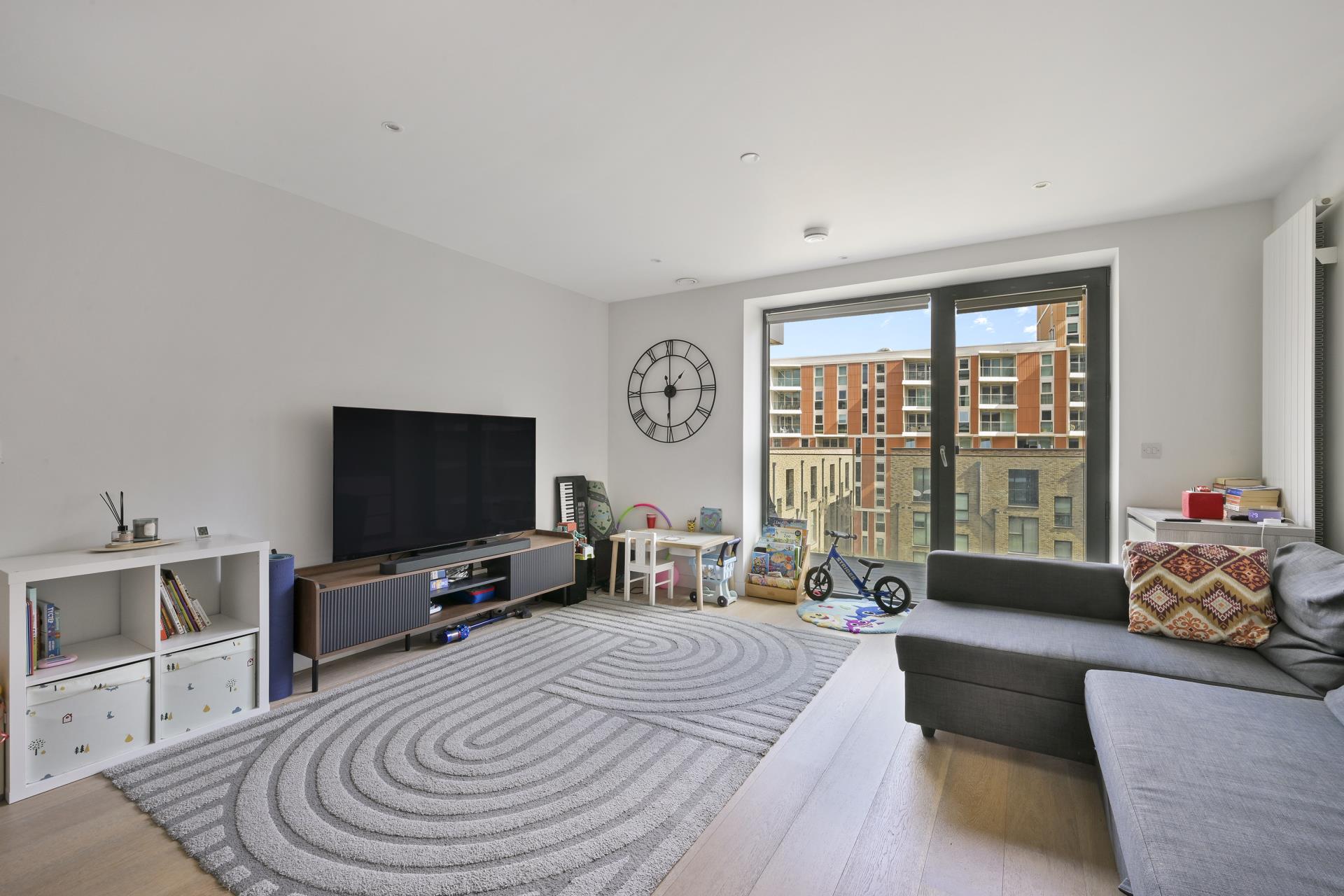 Flat Bonnet Street in Greater London