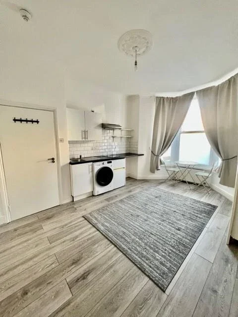Flat Lancaster Road in Greater London
