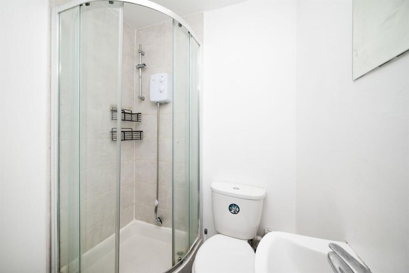 Room Mead Close in Greater London