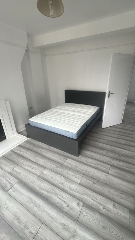 Room Mead Close in Greater London