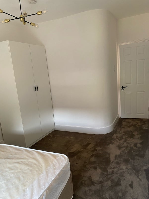 Room Benares Road in Greater London