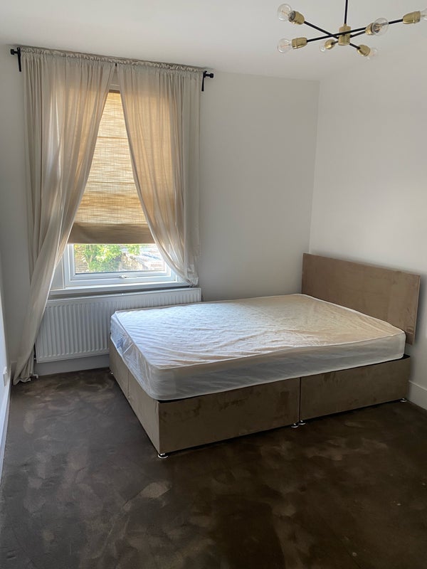 Room Benares Road in Greater London