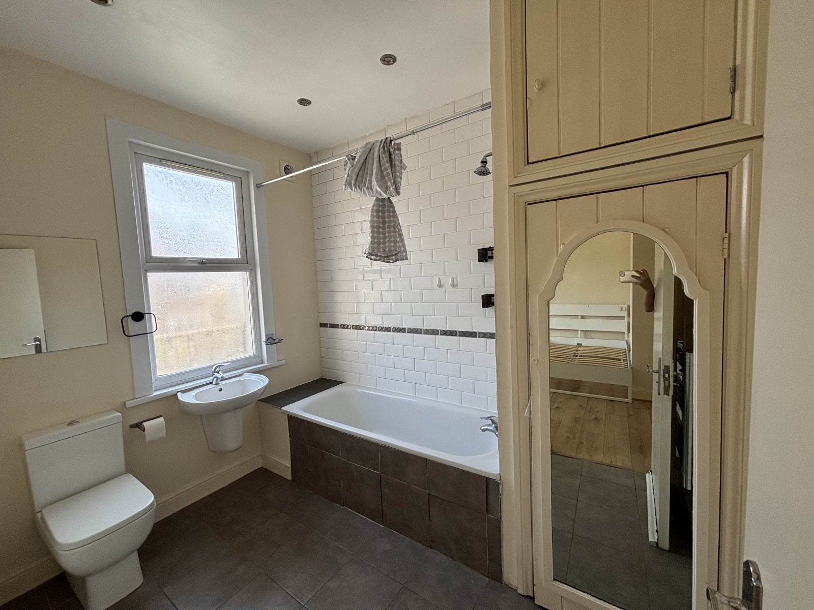 Room Hedge Lane in Greater London
