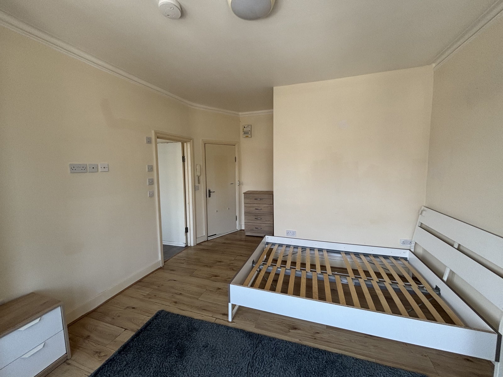 Room Hedge Lane in Greater London