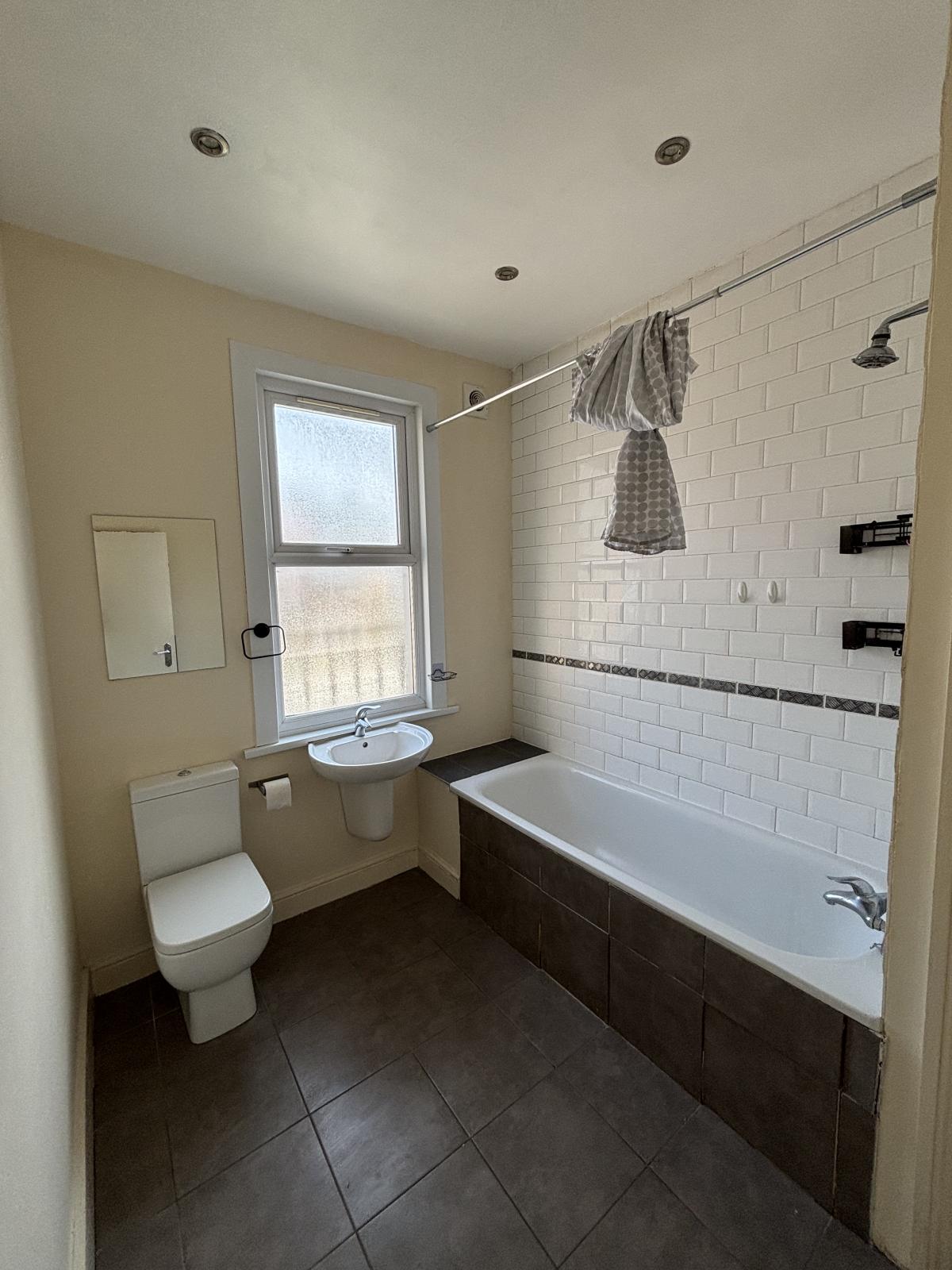 Room Hedge Lane in Greater London