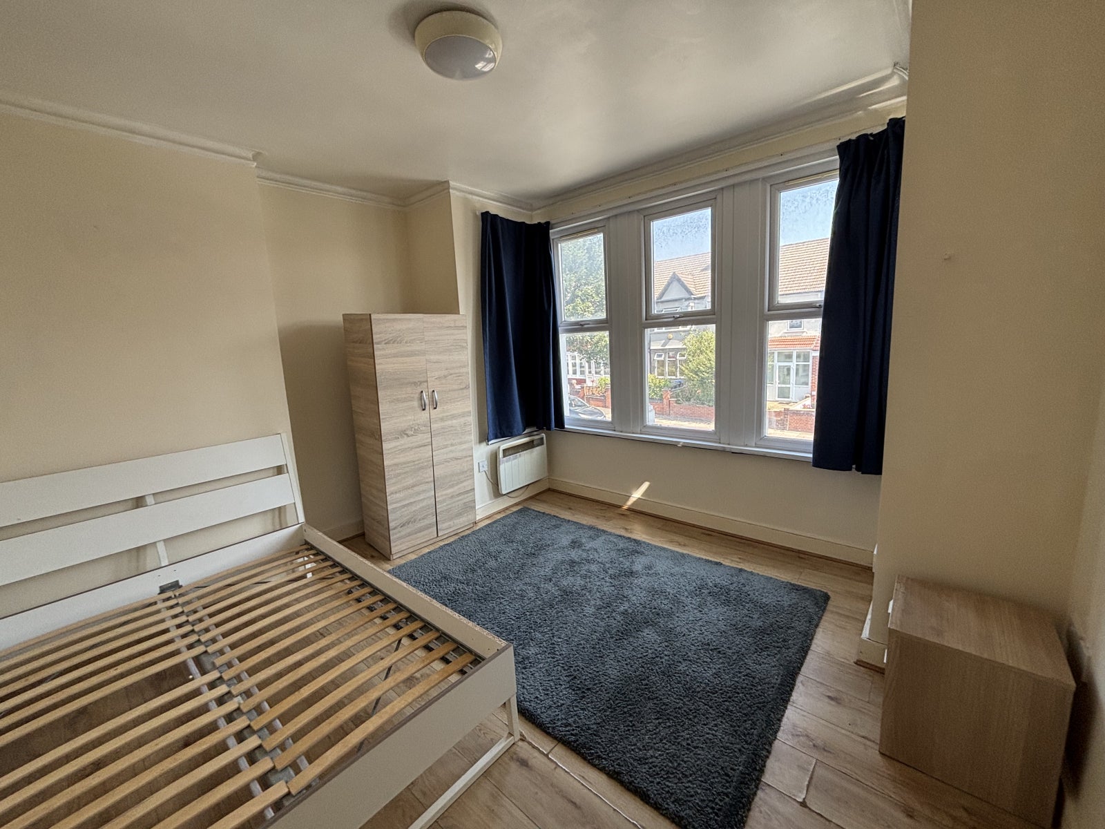 Room Hedge Lane in Greater London