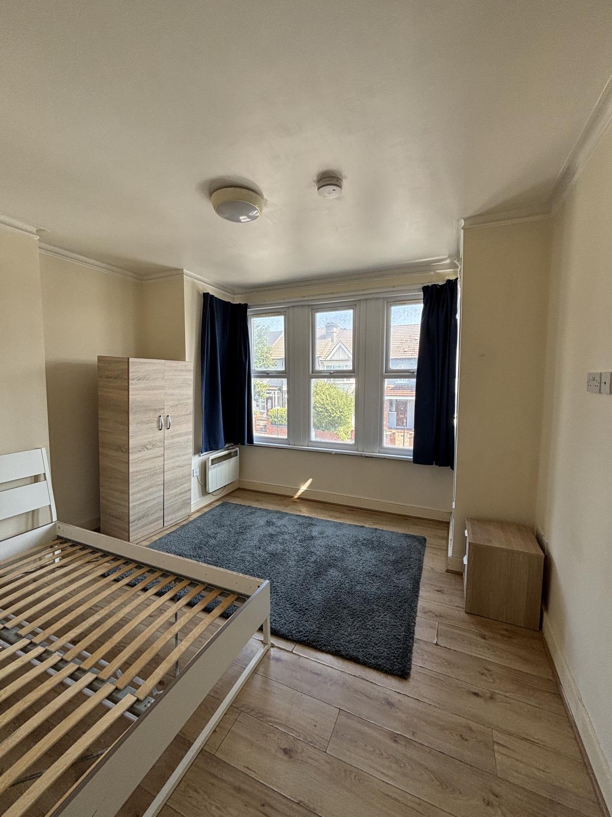 Room Hedge Lane in Greater London