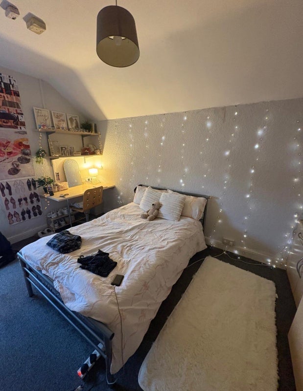 Room Tewkesbury Street in Cardiff