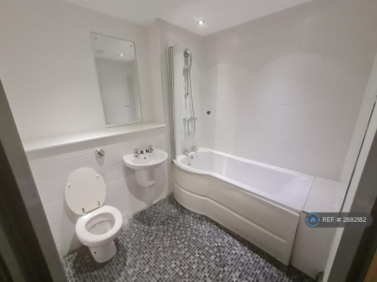 Room Quinney Crescent in Manchester