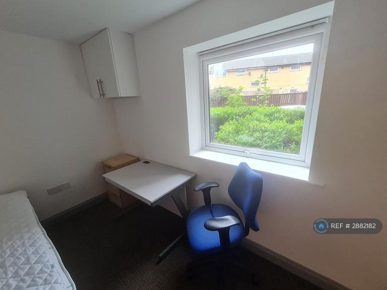 Room Quinney Crescent in Manchester