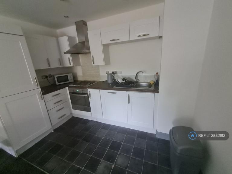 Room Quinney Crescent in Manchester