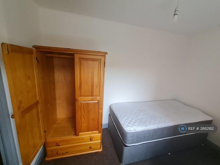 Room Quinney Crescent in Manchester