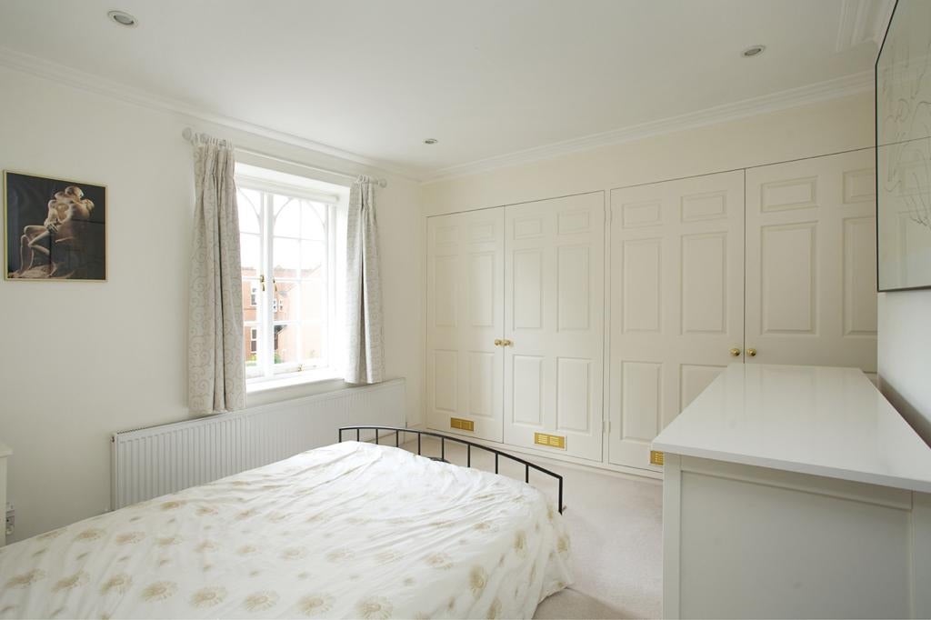 Flat Bedford Hill in Greater London