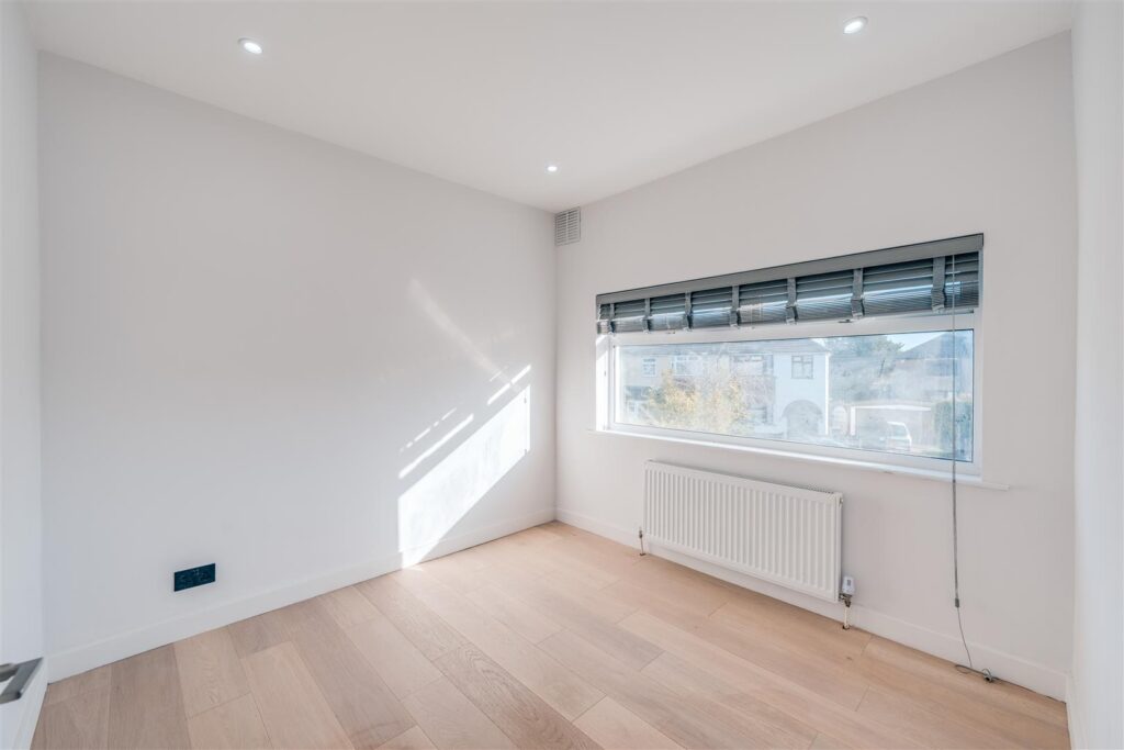 Flat Burnham Crescent in Dartford