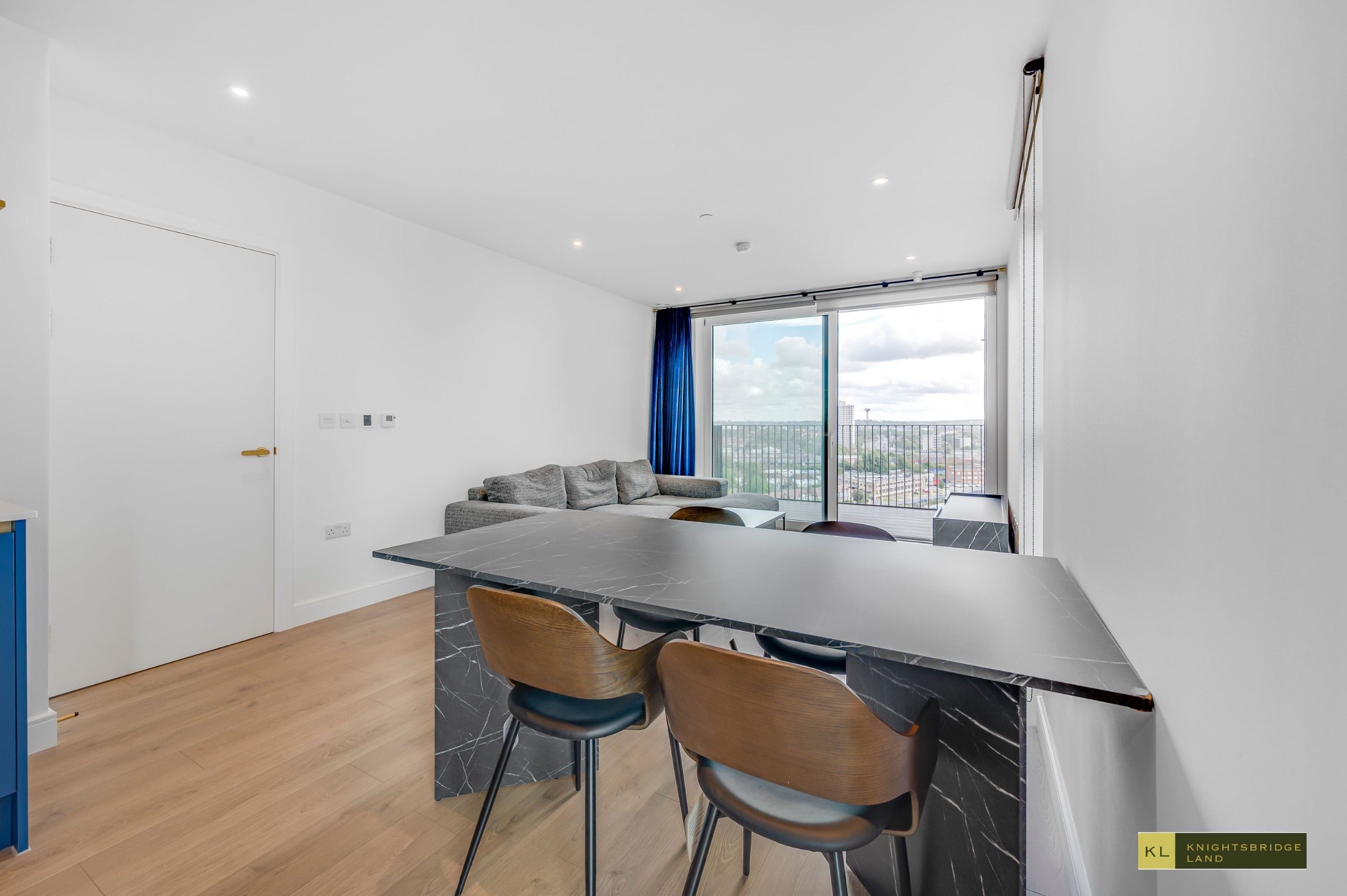 Flat Beresford Avenue in Greater London