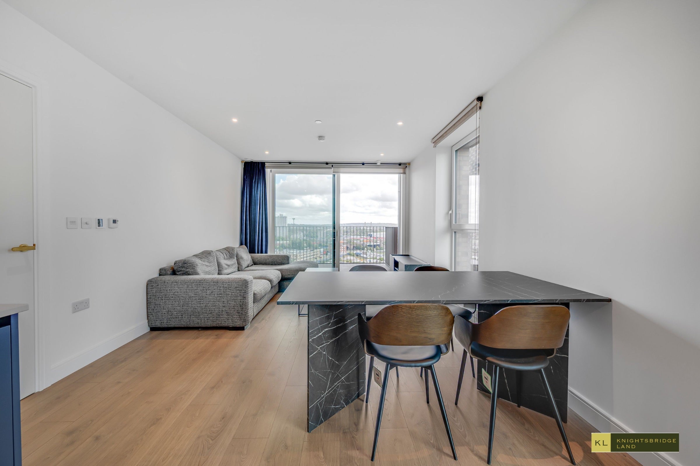 Flat Beresford Avenue in Greater London