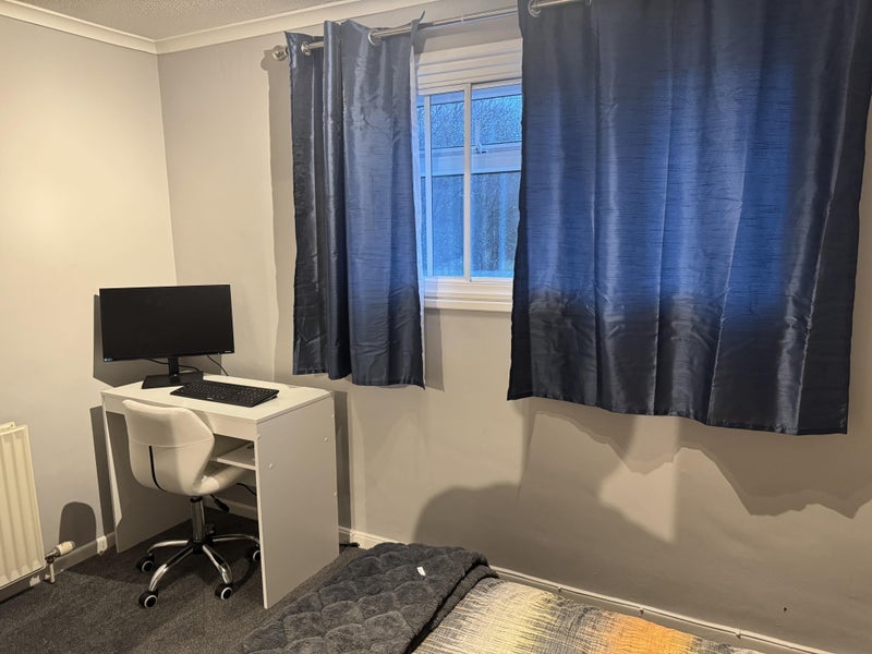 Room Redwood Close in Crawley