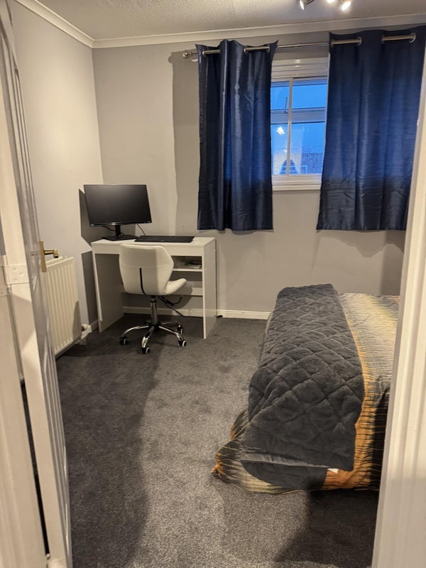 Room Redwood Close in Crawley