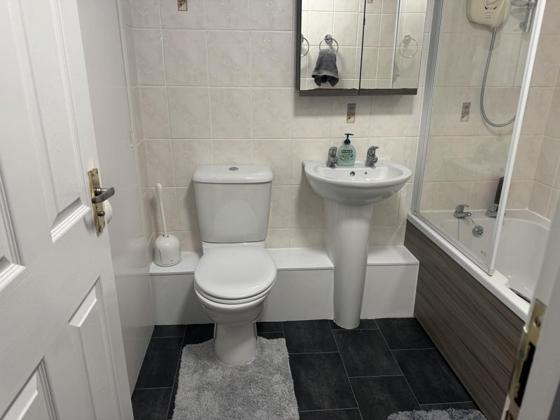 Room Redwood Close in Crawley
