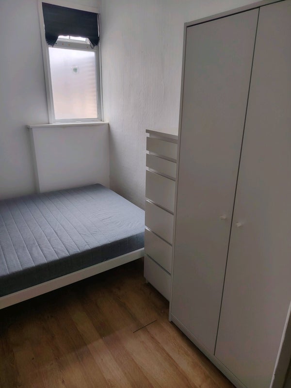 Room Broadwater Road in Greater London