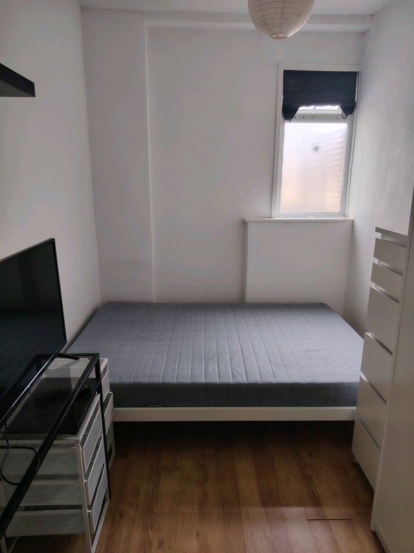 Room Broadwater Road in Greater London