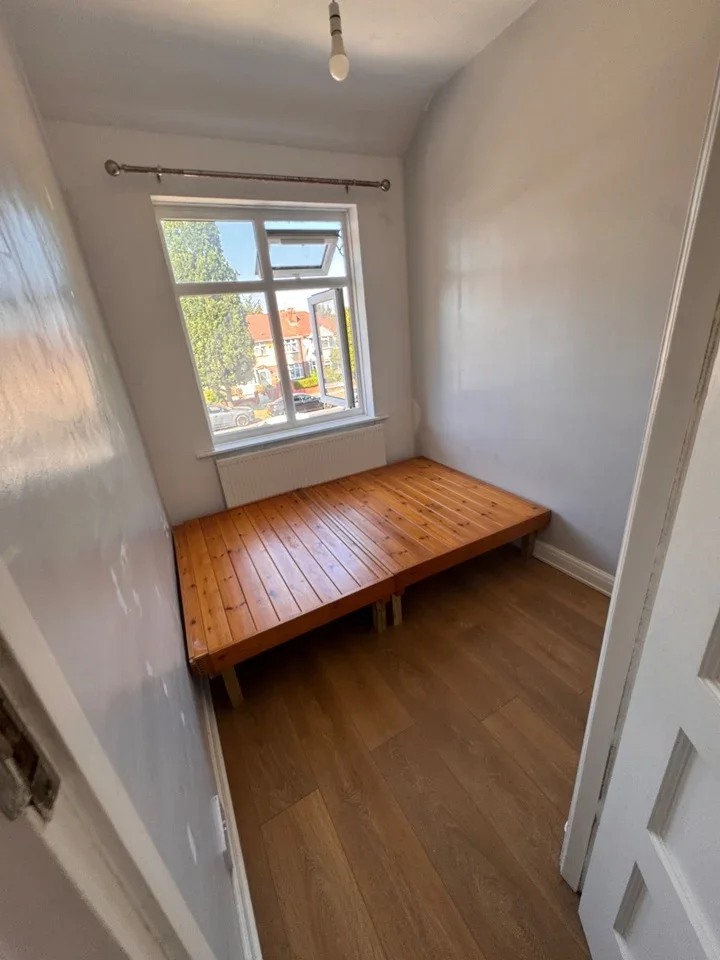 Room Whitton Avenue West in Greater London