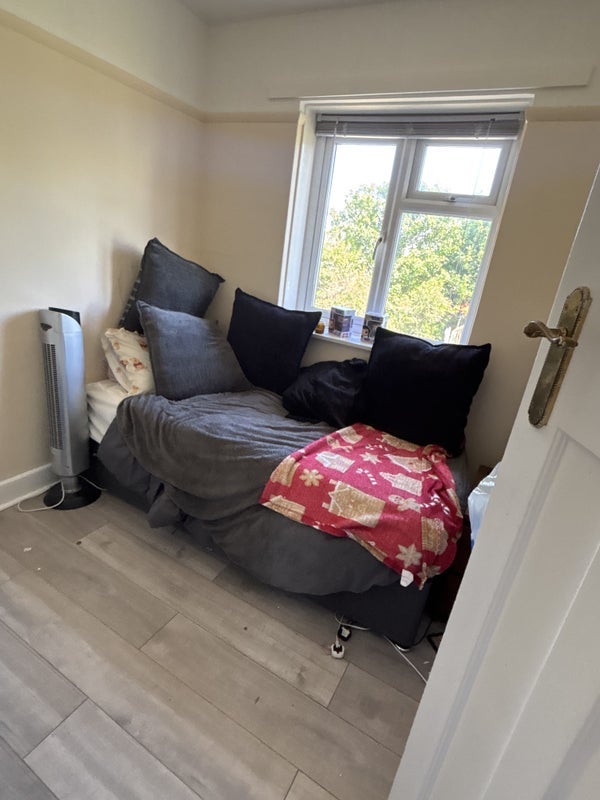 Room Cecil Road in Poole