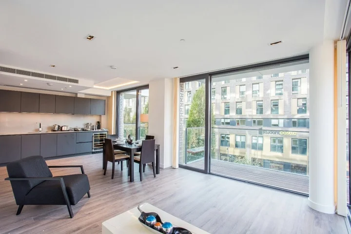 Flat Alie Street in Greater London