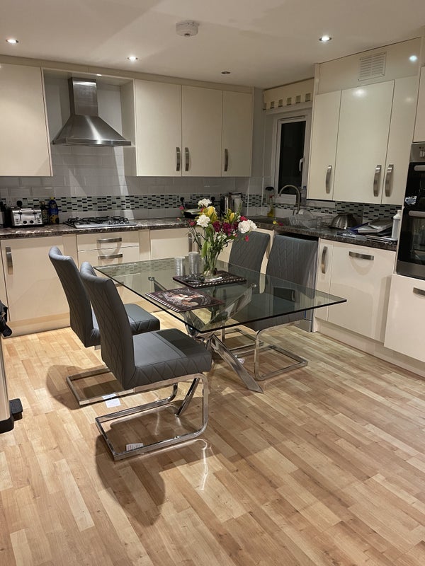 Room South Tenter Street in Greater London