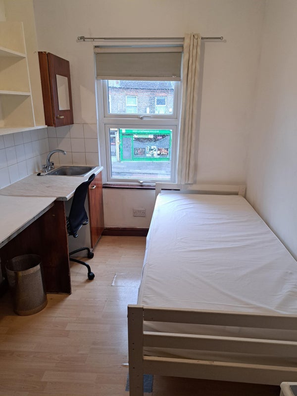 Room Northfield Avenue in Greater London