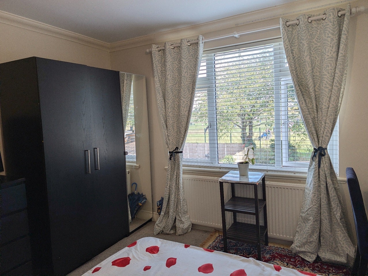 Room Masefield Road in Grays