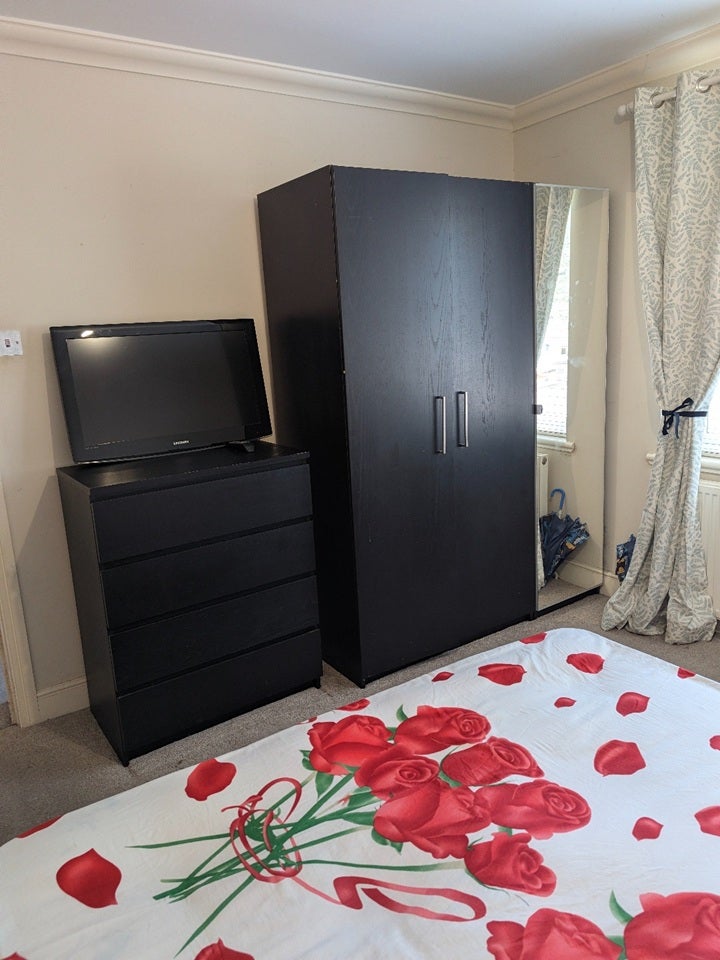 Room Masefield Road in Grays