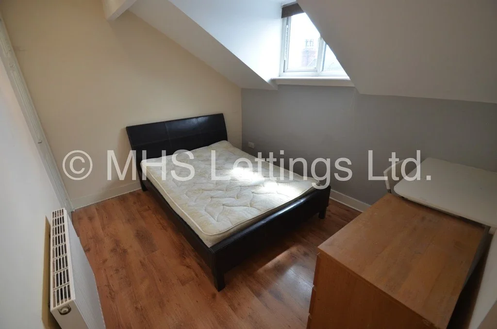 Room Back Hartley Grove in Leeds