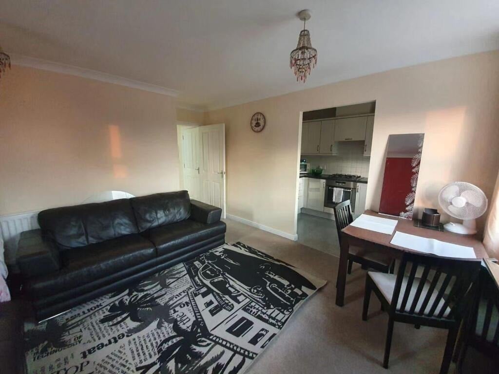 Flat Crispin Way in Greater London