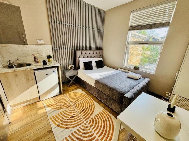 Room Manor Gardens in Greater London