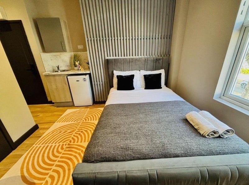 Room Manor Gardens in Greater London