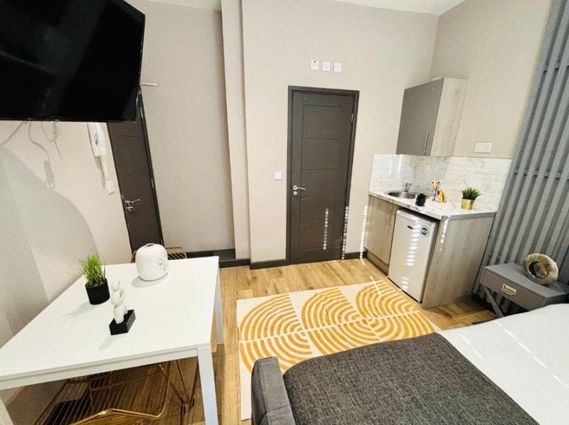 Room Manor Gardens in Greater London