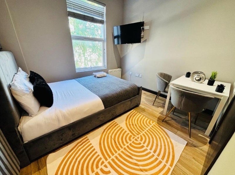Room Manor Gardens in Greater London